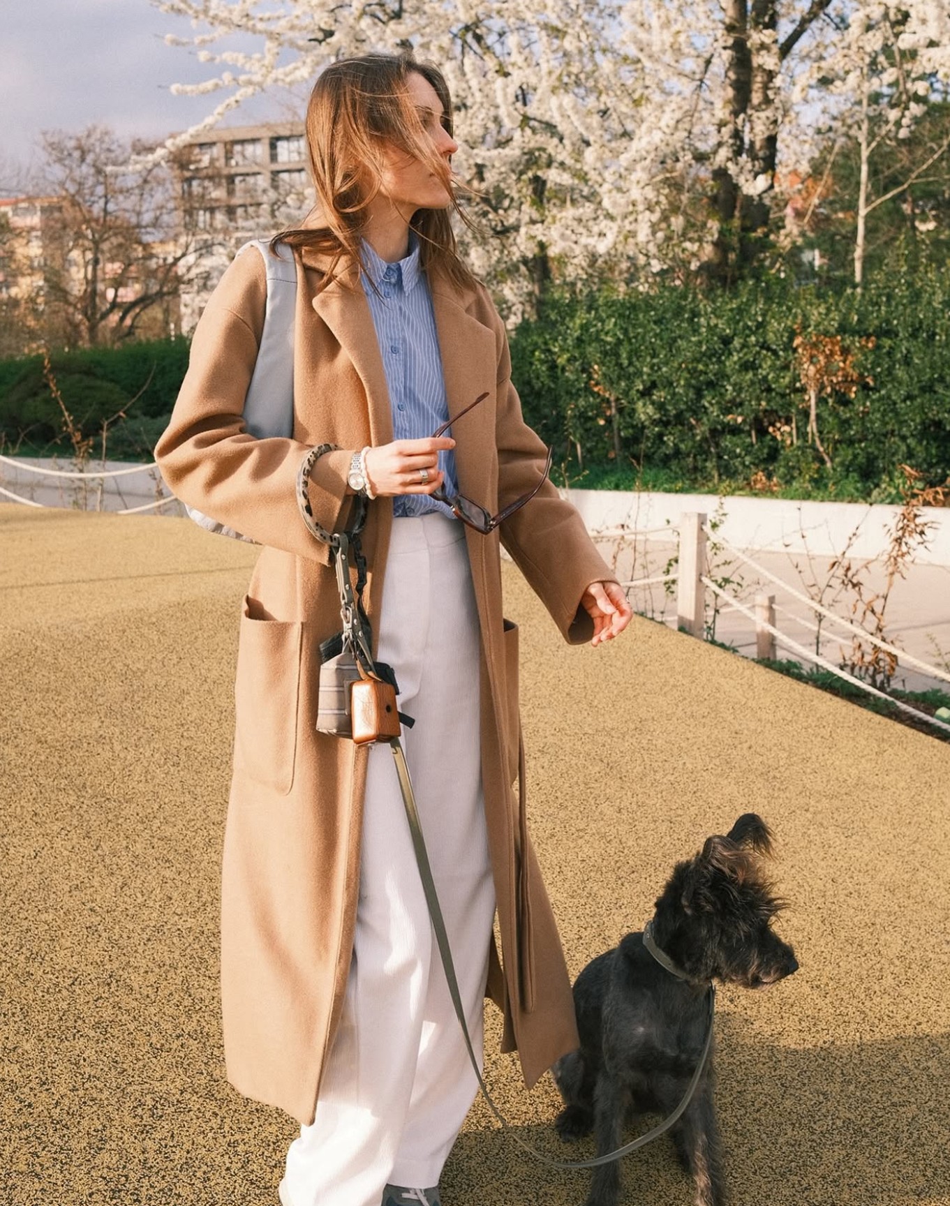 Barbora Bakoš na prechádzke s lilos vodítkom